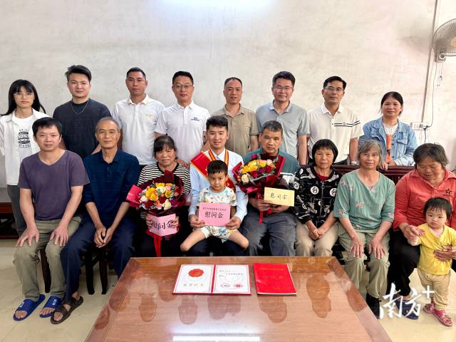 慰问团驱车300公里前往肇庆市怀集县连麦镇送奖上门。