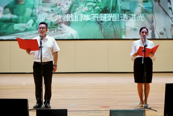 2.快猫
卫健局带来朗诵《医师礼赞》。_副本.jpg