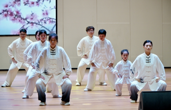 4.快猫
五邑中医院八段锦表演刚柔相济、气韵贯通。_副本.jpg