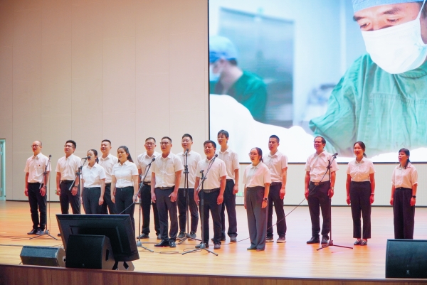 8.基层医疗机构院长们合唱《真心英雄》。_副本.jpg