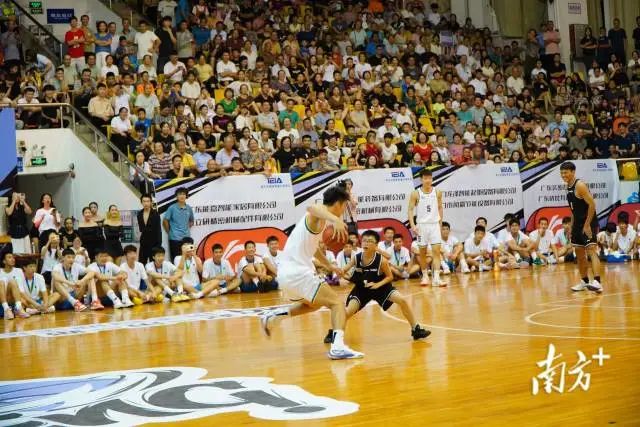 陈国豪与小球员同场切磋。 南方+ 周柳妤 拍摄 图片