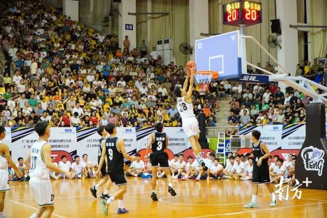 技术交流与欢声笑语交织。 南方+ 周柳妤 拍摄 图片