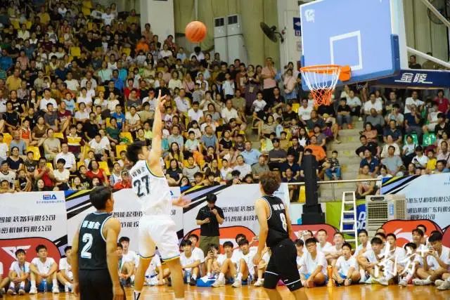 CBA球员轮番献技。 南方+ 周柳妤 拍摄 图片