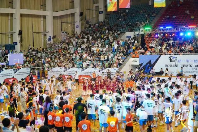 舞蹈表演为现场观众带来了一场充满活力的视听体验。 南方+ 周柳妤 拍摄 舞蹈表演为现场观众带来了一场充满活力的视听体验。 南方+ 周柳妤 拍摄