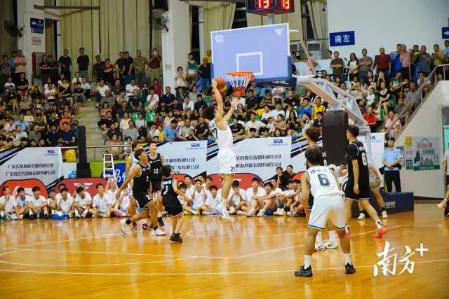 “恩平篮球之夜”精彩上演。 南方+ 周柳妤 拍摄 图片