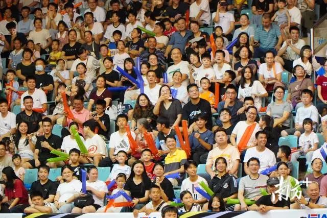 观众的热情汇聚成一股股激昂的声浪,为双方队伍呐喊助威。 南方+ 周柳妤 拍摄 图片