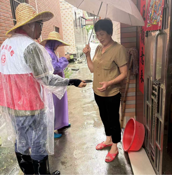 市信访局组织全局党员干部职工下沉有关村（社区）开展防蚊灭蚊工作 