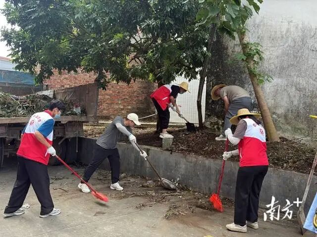 一支以党员为骨干的消杀攻坚队火速集结。 通讯员 供图 图片