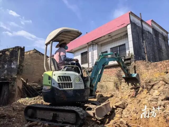 良西镇机械作业清拆残垣断壁、杂荒地。 通讯员 供图 图片