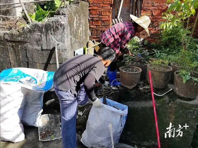 越来越多的群众从“观望”变为“动手”。 通讯员 供图 越来越多的群众从“观望”变为“动手”。 通讯员 供图