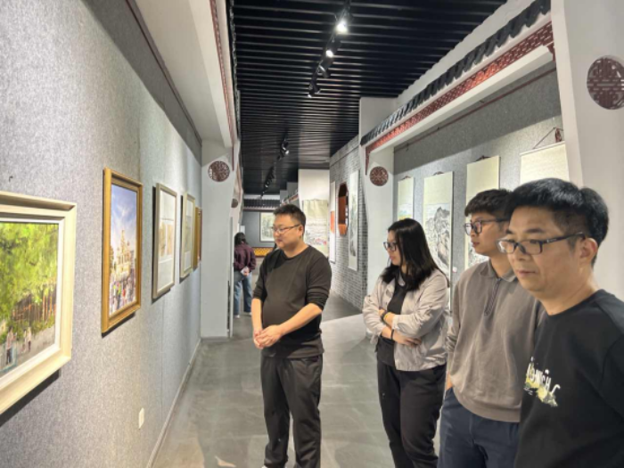 市信访局组织党员干部职工到快猫
文化馆文化艺术中心参观“百千万工程”主题写生作品展 