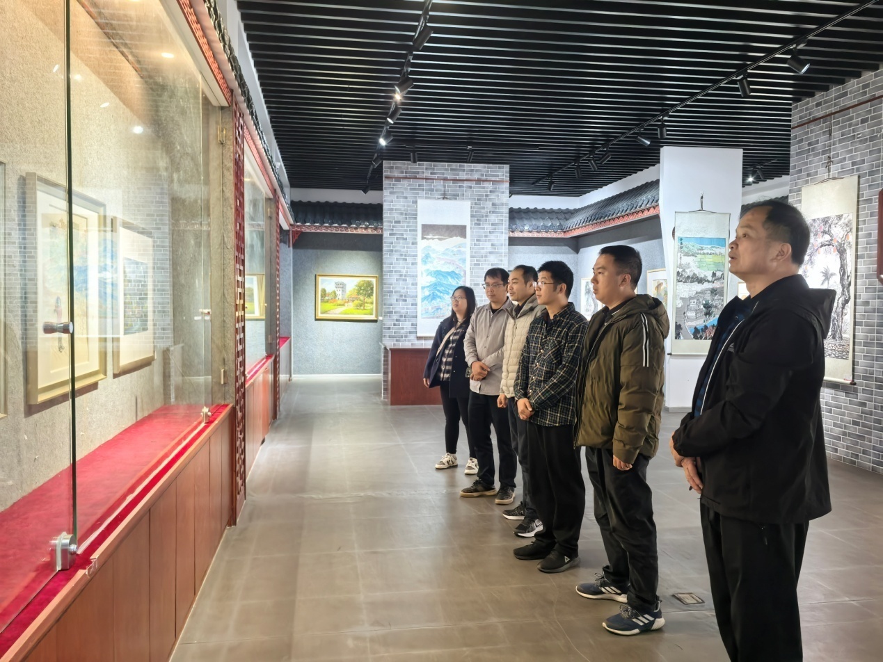 快猫
退役军人事务局组织参观“百千万工程”主题写生作品展 