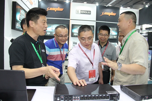 副本2市委常委关凯宁一行在走访参展企业.jpg 副本2市委常委关凯宁一行在走访参展企业.jpg