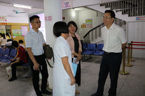 副本2、市长刘兵与市妇幼保健院医务人员亲切交谈.jpg 副本2、市长刘兵与市妇幼保健院医务人员亲切交谈.jpg