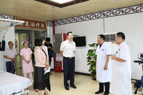 副本3、市长刘兵了解市中医院中医药工作开展情况.jpg 副本3、市长刘兵了解市中医院中医药工作开展情况.jpg