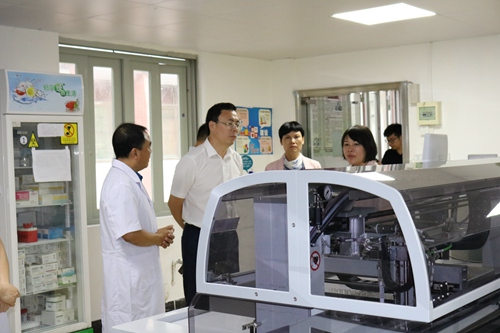 副本4、市长刘兵察看市中医院医疗设备设施.jpg 副本4、市长刘兵察看市中医院医疗设备设施.jpg