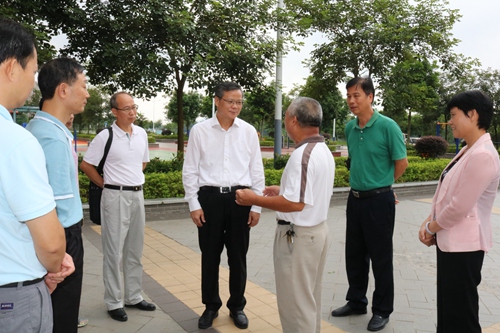 副本1、调研组一行在西门湿地公园调研.jpg 副本1、调研组一行在西门湿地公园调研.jpg