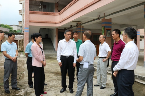 副本2、调研组一行在恩城第二中学调研.jpg 副本2、调研组一行在恩城第二中学调研.jpg