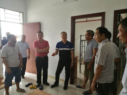 副本2关凯宁、冯亮稂到敬老院了解转移人员安置情况.jpg 副本2关凯宁、冯亮稂到敬老院了解转移人员安置情况.jpg