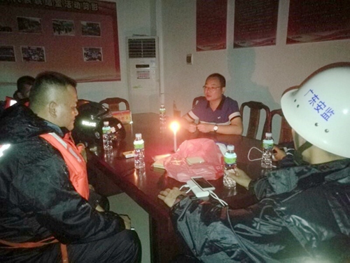 副本5镇委书记冯亮稂连夜部署抢险救援工作.jpg 副本5镇委书记冯亮稂连夜部署抢险救援工作.jpg