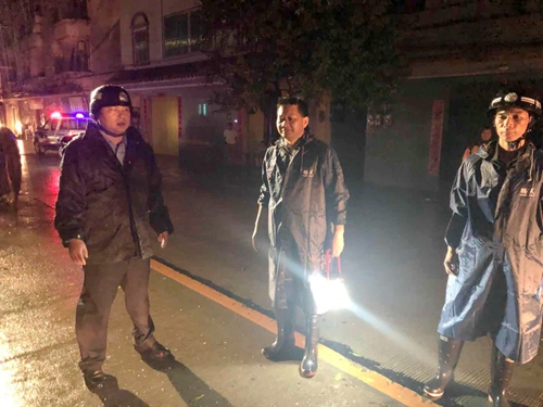 副本7镇委副书记吴东明现场指挥清障工作.jpg 副本7镇委副书记吴东明现场指挥清障工作.jpg