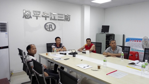 副本6镇委副书记、镇长刘博希在镇三防办部署防风工作.jpg 副本6镇委副书记、镇长刘博希在镇三防办部署防风工作.jpg