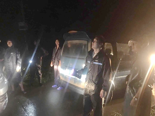 副本9镇委委员、副镇长陈添法带领应急队员检查线路.jpg 副本9镇委委员、副镇长陈添法带领应急队员检查线路.jpg