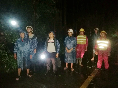 副本10镇委委员陈仕远率领应急队员清理断树.jpg 副本10镇委委员陈仕远率领应急队员清理断树.jpg