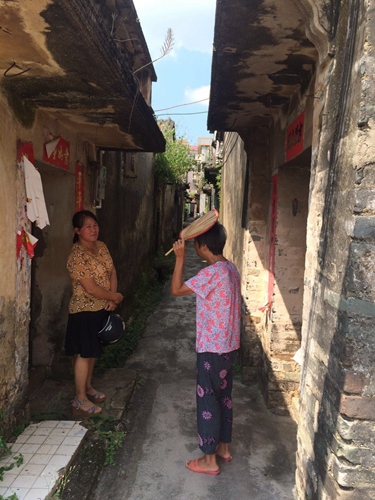 副本17仕洞村“两委”干部正在耐心做好需转移人员的解释工作.jpg 副本17仕洞村“两委”干部正在耐心做好需转移人员的解释工作.jpg