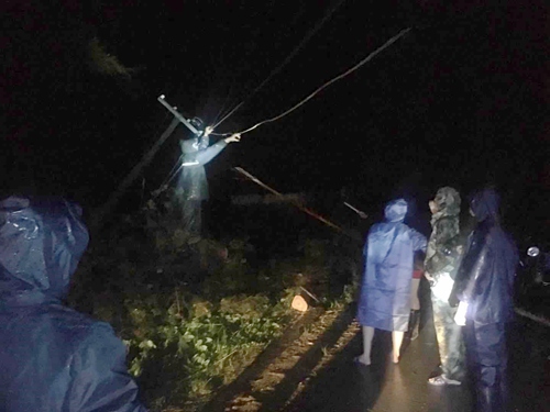 副本20加班加点抢修线路的牛江供电人.jpg 副本20加班加点抢修线路的牛江供电人.jpg