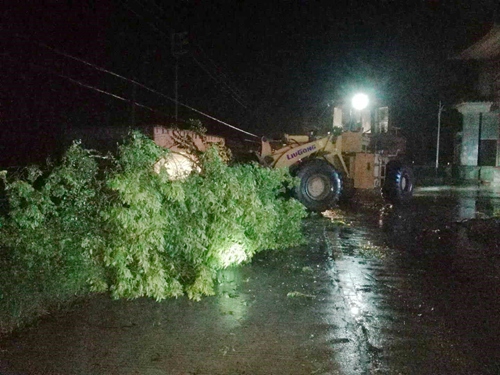 副本23开春高速牛江段项目部提供给我镇抗风救灾的铲车.jpg 副本23开春高速牛江段项目部提供给我镇抗风救灾的铲车.jpg