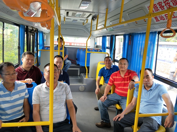 副本1江门市交通运输局副局长谢家骏在大槐镇大朗村委会出席线路开通仪式.jpg 副本1江门市交通运输局副局长谢家骏在大槐镇大朗村委会出席线路开通仪式.jpg