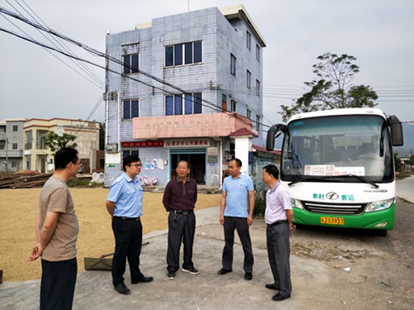 副本3谢家骏对我市“村村通班车”工作进行指导.jpg 副本3谢家骏对我市“村村通班车”工作进行指导.jpg