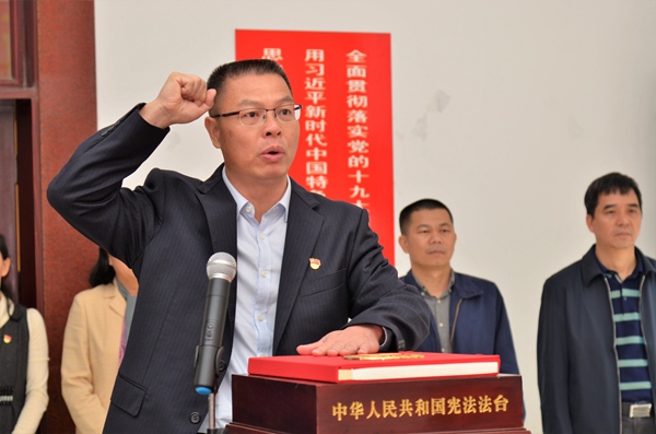 副本5新任命市科工商务局局长吴学筠进行宪法宣誓.jpg 副本5新任命市科工商务局局长吴学筠进行宪法宣誓.jpg