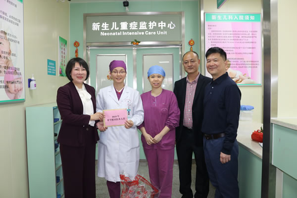 2.市委常委吴彩堂为市人民医院医务人员送上慰问金和慰问礼品.jpg 2.市委常委吴彩堂为市人民医院医务人员送上慰问金和慰问礼品.jpg