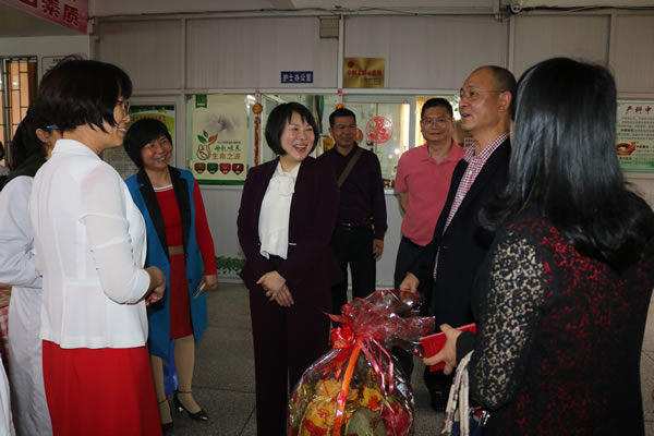 7.市委常委吴彩堂与市妇幼保健院医务人员亲切交谈.jpg 7.市委常委吴彩堂与市妇幼保健院医务人员亲切交谈.jpg