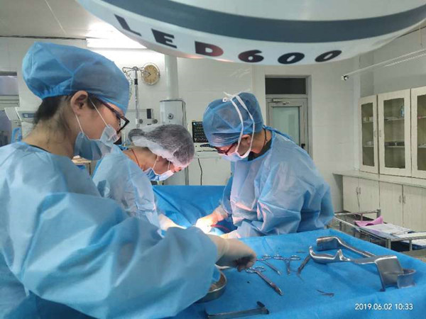 1.林秋兰在抢救病人_副本.jpg 1.林秋兰在抢救病人_副本.jpg