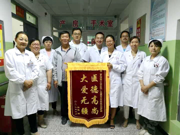 2.林秋兰等医护人员获赠锦旗_副本.jpg 2.林秋兰等医护人员获赠锦旗_副本.jpg