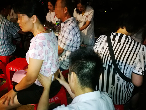 4、医务人员为群众穴位按摩_副本.jpg