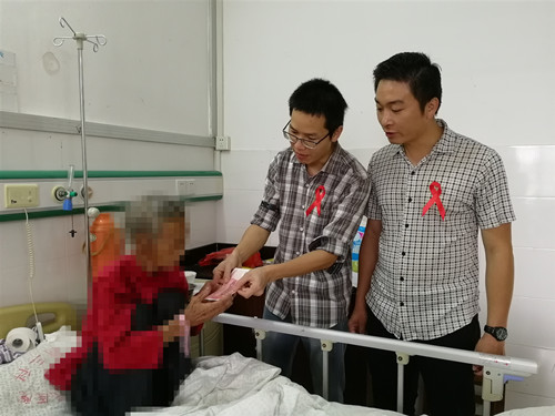 4、探望艾滋病重症患者_副本.jpg 4、探望艾滋病重症患者_副本.jpg