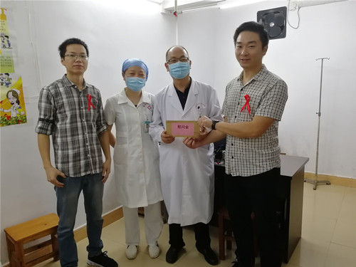 5、慰问防艾一线医护人员_副本.jpg 5、慰问防艾一线医护人员_副本.jpg