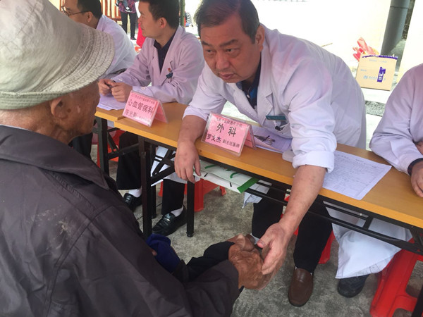 3.医务人员为群众义诊_副本.jpg