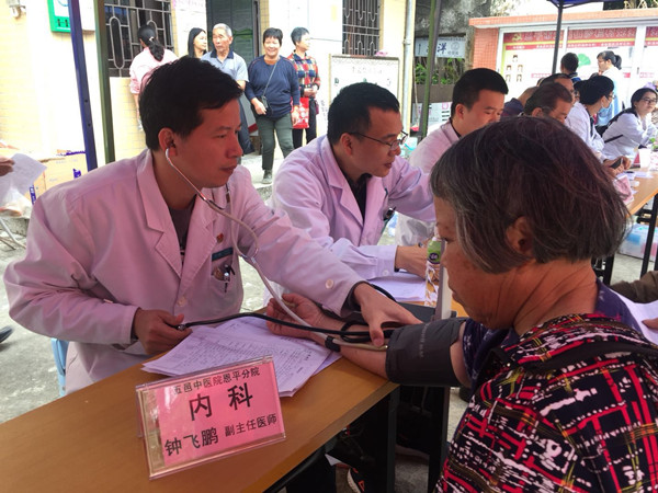 4.医务人员为群众义诊_副本.jpg