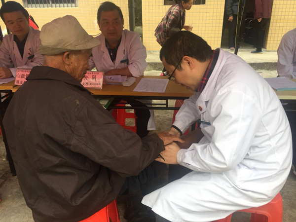5.医务人员为群众义诊_副本.jpg