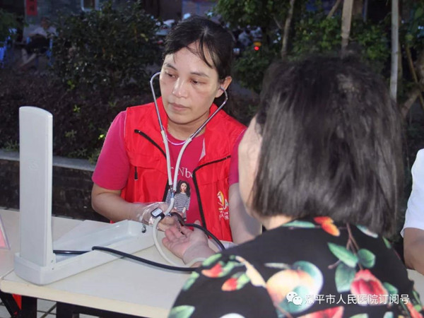 2.医务人员为群众免费测血压_副本.jpg