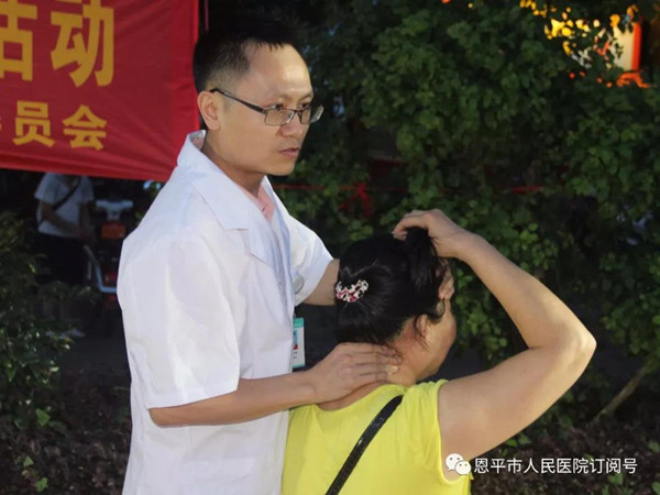 5.医务人员为群众义诊_副本.jpg