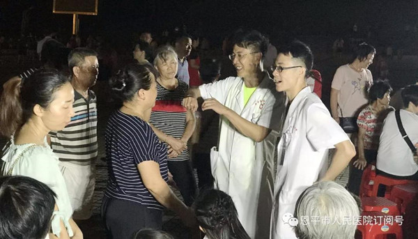 6.医务人员为群众义诊_副本.jpg
